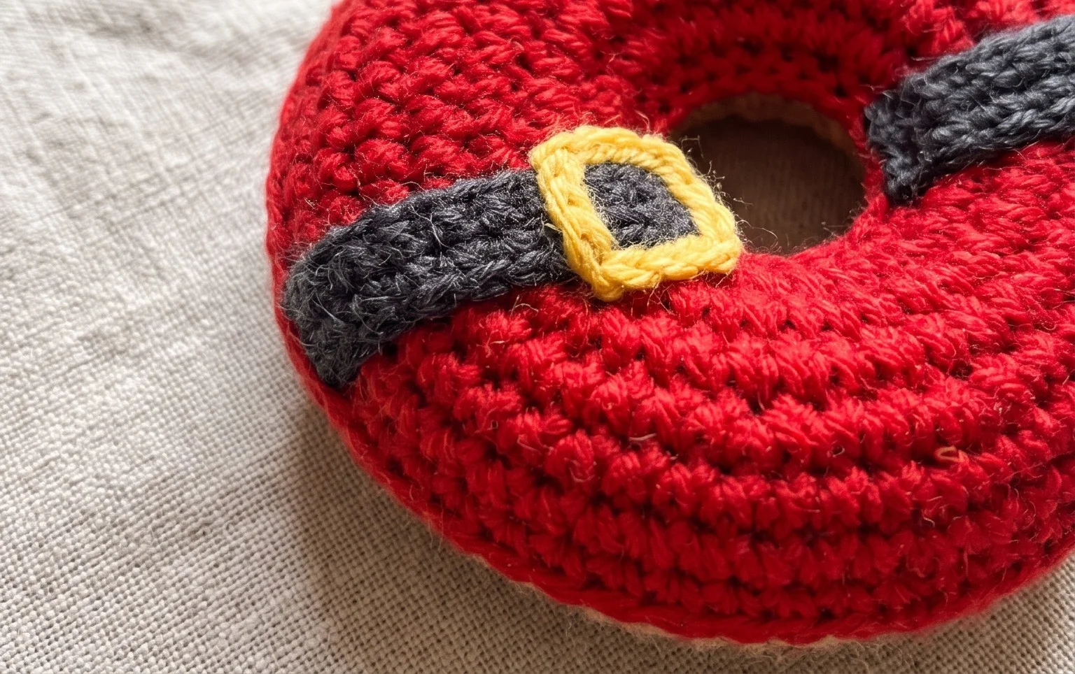 Amigurumi Santa Donut Ornament Free Pattern-4